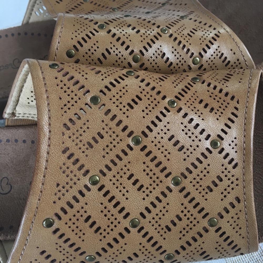 7 1/2 MED BARETRAPS SUEDE TAN SOLE WITH CUTWORK BRUSHED BRASS METAL DECORATION. - Picture 3 of 6